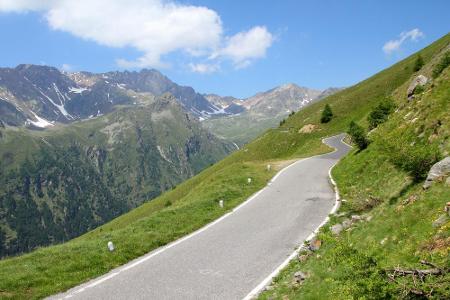 Der Passo di Gavia liegt im Herzen der italienischen Alpen. Er befindet sich im Nationalpark Stilfser Joch zwischen Bormio u...