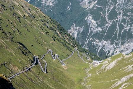 Das legendäre Stilfser Joch ist mit 2.758 Metern Passhöhe recht hoch. Es ist beliebt bei Radlern und Autofahrern. Kein Wunde...