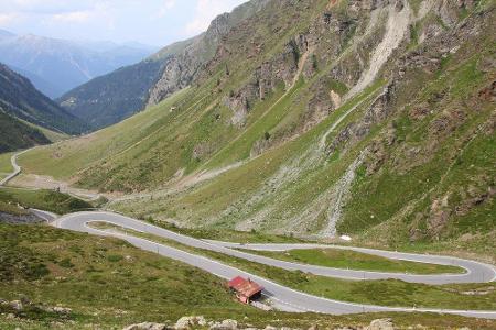 Der höchste Straßenpass der Schweiz ist der Umbrailpass. Er liegt auf einer Höhe von 2.501 Metern und verbindet die Eidgenos...