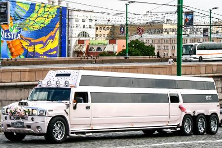 Stretch-Limos sind inzwischen in jeder Großstadt zu sehen. Diese ausgefallene Variante auf Basis eines Hummer-Jeeps fährt au...