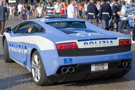 Nicht das Standard-Auto der Polizei in Italien, aber für Demo-Zwecke immer gut geeignet: der Lamborghini Gallardo im Dress d...