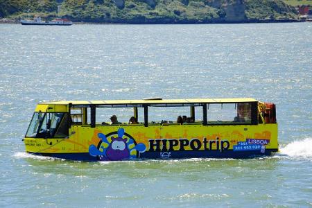 Auf - oder eher bei Malta - ist dieser Amphicoach unterwegs. 50 Personen passen in den Wasserbus.