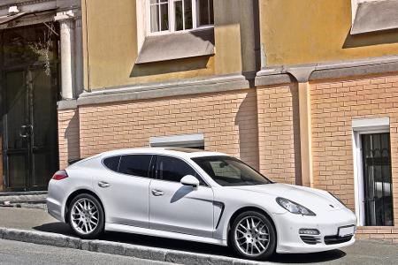Ebenfalls 12 Prozent wünschen sich, dass die Kanzlerin ein deutsches Oberklasse-Modell fährt. Wie wäre es mit einem Porsche ...