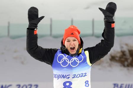 Die ehemalige Langläuferin, die 2014 noch Bronze mit der Langlauf-Staffel gewinnen konnte, sorgte im Einzelrennen über 15 Kilometer für eine Sensation und schnappte sich mit nur einer Strafminute und einer tollen Laufleistung die Goldmedaille.