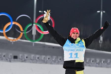 Was für eine Aufholjagd vom 24-jährigen Kombinierer! Von Platz elf aus stürmte Geiger im Langlauf noch zum Olympiasieg und sicherte sich damit seine zweite Goldmedaille nach dem Titel mit der Mannschaft 2018 in Pyeongchang.