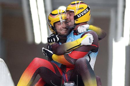 Deutschlands perfekte Gold-Bilanz: In einem Herzschlag-Finale rasen die Rodel-Asse im Team-Wettbewerb zum Sieg. Für Geisenberger und das Duo Wendl/Arlt ist es jeweils die sechste Goldmedaille bei Winterspielen - neuer deutscher Rekord.