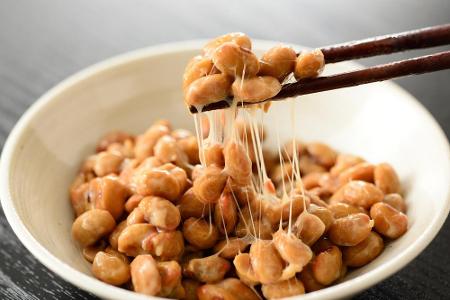 Natto nennt sich diese japanische Spezialität. Im Wesentlichen besteht das landestypische Gericht aus fermentierten Sojabohn...