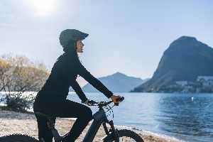 So halten Sie sich auch bei Kälte auf dem E-Bike warm 
