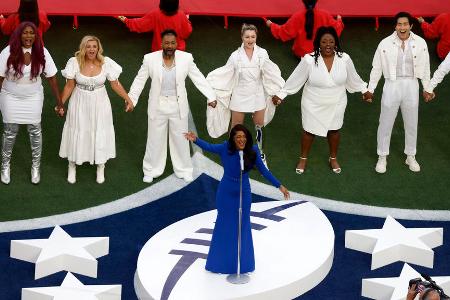 Country-Musikerin Mickey Guyton darf die US-amerikanische Nationalhymne singen.