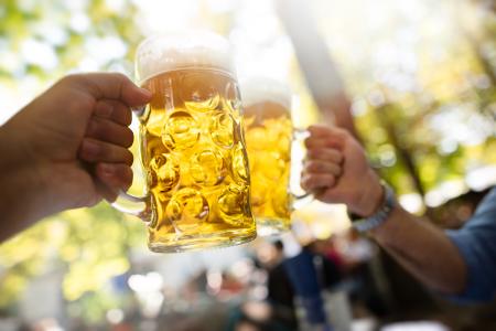 Der Prosit-Fall: Die Eröffnung der Biergartensaison wurde einem iPhone zum Verhängnis, als es beim ersten Prosit aus der Brusttasche herausfiel und im Maßkrug landete.