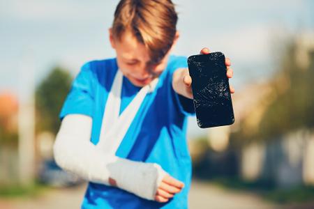 Der Platt-Fall: Beim Versuch, seinen Schulbus zu erwischen, rannte ein Junge über die Straße. Das iPhone, dass er dabei verlor, zermalmte ein vorbei brausender Lkw.