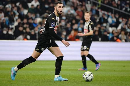 Der Algerier, der immer wieder durch disziplinarische Verfehlungen auffiel, war ein halbes Jahr lang vereinslos. Seit Herbst hielt sich Bentaleb schon beim SCO Angers fit, der Ligue-1-Klub nahm ihn im Januar schließlich unter Vertrag. Stand in allen bisherigen Partien in der Startelf und erzielte gegen Marseille am letzten Wochenende seinen Premieren-Treffer.