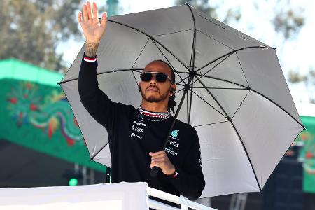 Nach 110 Rennen für McLaren hat Hamilton mittlerweile 178 Grands Prix für Mercedes absolviert. Damit fehlen ihm nur noch zwei Rennteilnahmen, um den Rekord von Schumacher einzustellen, der bei 180 Grands Prix für Ferrari liegt. Im dritten Saisonlauf 2022 sollte der Brite diesen Bestwert also schon geknackt haben.