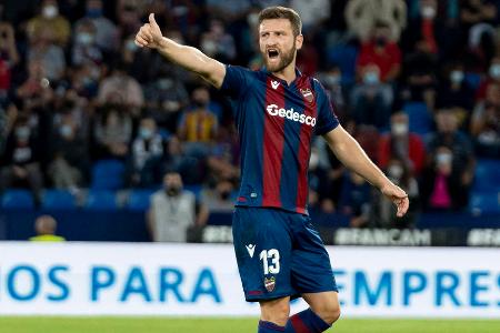 Der Weltmeister von 2014 verließ den FC Schalke in Richtung Levante. Beim Tabellenletzten der Primera División kommt der Innenverteidiger (verletzungsbedingt) auf erst acht Startelf-Einsätze. Seit Mitte Dezember bremst ihn sein Knie aus.