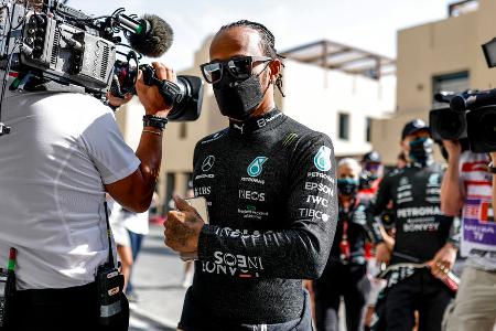 Das Meisterstück aus Pole Position, Rennsieg und schnellster Runde gelang Hamilton bislang 19 Mal, Schumacher steht bei 22 Hattricks. Bei guter Performance des W13 könnte diese Bestmarke wackeln.