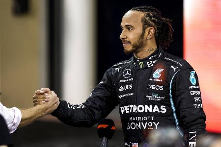 Gewinnt Hamilton 2022 mehr als elf Rennen? Dann würde er seinen eigenen Bestwert aus 2014, 2018, 2019 und 2020 überbieten. Um mit Schumacher (und auch Sebastian Vettel) gleichzuziehen, braucht er jedoch 13 Saisonsiege. Dieses Kunststück gelang Schumi 2002 und 2004, Vettel war in 2013 ebenso erfolgreich.