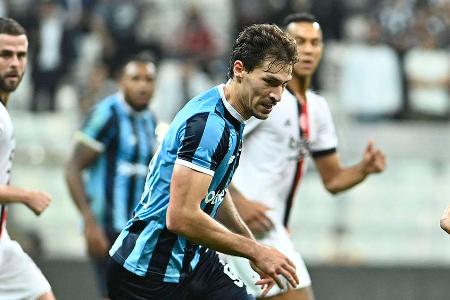 Durch den Schalker Abstieg löste sich der Vertrag des ehemaligen Kapitäns vorzeitig auf. Ende August ging es für den Mittelfeldspieler dann zu Adana Demirspor. Beim Süper-Lig-Klub ist der 31-Jährige gesetzt und fungierte auch schon als Spielführer.