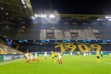 Gähnende Leere statt Fußball-Tollhaus: Aufgrund der weltweiten Corona-Pandemie finden die Spiele des BVB in den Jahren 2020 und auch noch in 2021 wie überall in Deutschland zu weiten Teilen unter Ausschluss der Öffentlichkeit ab. Von der einstigen Atmosphäre bleibt angesichts der Geisterkulisse nichts mehr übrig.