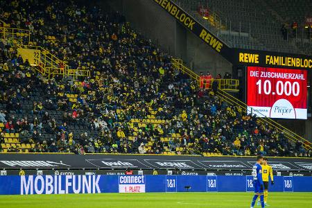 Nach einem harten Winter mit erneuten Restriktionen wurden Lockerungen für das Frühjahr angekündigt. Perfekt, für große Nächte im Europapokal! Allerdings schied der BVB nach einer trostlosen Gruppenphase in der Champions League früh aus und musste fortan in der ungeliebten Europa League ran. Ausgerechnet im Hinspiel der Zwischenrunde des 'Trostpokals' gegen die Rangers aus Glasgow feiert die Borussia ein Jubiläum: Es wird das 1000. Spiel im Westfalenstadion sein.
