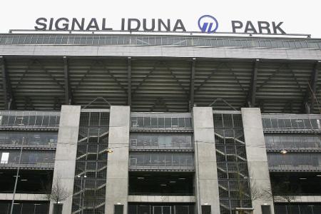 Ende 2005, kurz nach der Fast-Insolvenz, verkauft die klamme Borussia die Namensrechte des Stadions für etwa 20 Millionen Euro an einen großen Versicherungskonzern. Unter den Fans ist dieser Schritt umstritten, für die wirtschaftliche Konsolidierung des Klubs ist er unumgänglich.