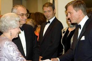 Diesen Scherz erlaubte sich die Queen auf Kosten von Daniel Craig