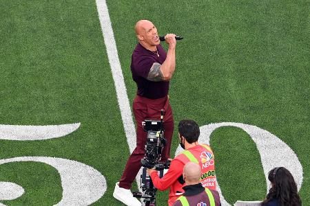 Hollywood-Star Dwayne 'The Rock' Johnson heizt die Fans in der Arena vor der Partie noch einmal an.