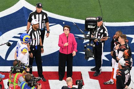 Tennis-Idol Billie Jean King darf die Münze für die Seitenwahl werfen.