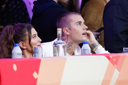 Pop-Star Justin Bieber ist einer der zahlreichen Promis, die sich auf der Tribüne tummeln.