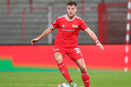 Konnte die Berliner Abwehr zunächst überhaupt nicht ordnen. Offenbarte als zentraler Innenverteidiger vielmehr selbst die entscheidenden Lücken. Schlug vor dem 0:1 ein Luftloch und ließ Reus so einfach vorbeilaufen, beim 0:2 erneut einen Schritt zu spät. Danach immerhin mit keinen eklatanten Fehlern mehr.