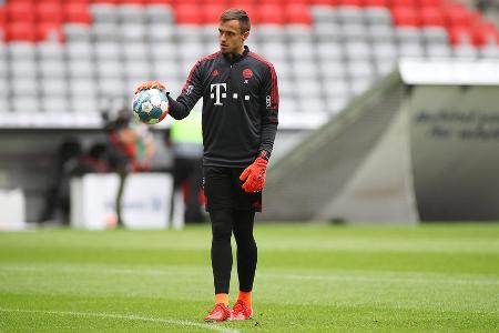 Bei der letzten Verlängerung im September hatte Sportvorstand Hasan Salihamidzic betont, man sei sehr zufrieden mit der Entwicklung des Youngsters. Klar ist aber auch, dass der Schlussmann langsam eine Perspektive braucht, will er nicht als ewiges Talent enden. Denkbar ist, dass Früchtl seine Entscheidung von der Zukunft von Ulreich und Nübel - bis 2023 an die AS Monaco verliehen - abhängig macht. Bleiben beide, ist der Weg für ihn auf lange Zeit versperrt.