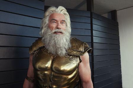 02/2022, Arnold Schwarzenegger als Zeus im BMW-Super-Bowl-Werbespot 2022