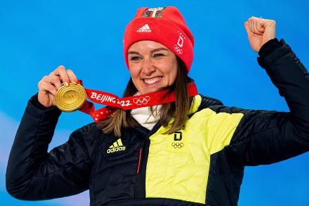 Denise Herrmanns Gold im Einzel war der Höhepunkt insgesamt durchwachsener Winterspiele für die Skijäger. Die zweite Medaille holte die Frauen-Staffel mit Bronze. Die Männer waren zwar mehrfach nah dran, blieben aber zum zweiten Mal in der Geschichte ganz ohne Edelmetall. Das angepeilte Ziel von vier bis fünf Medaillen wurde verfehlt, in Pyeongchang gab es noch sieben Plaketten.