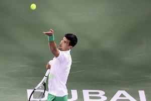 Beim verspäteten Saisonstart: Djokovic feiert Zweisatz-Erfolg