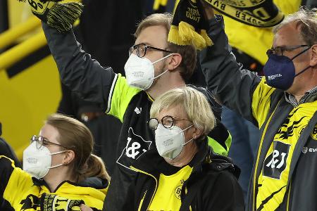 Erst Ende 2021 entspannt sich die Lage ein wenig und es dürfen wieder große Zuschauerzahlen bei den Spielen des BVB anwesend sein. Anfang Oktober sehen fast 64.000 Fans den Dortmunder Sieg über Mainz (3:1).