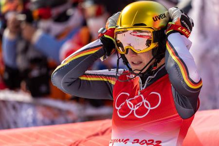 Lange sah es so aus, als würden die Deutschen zum zweiten Mal nacheinander bei Winterspielen ohne Medaille bleiben. Lena Dürr im Slalom und Kira Weidle in der Abfahrt schrammten als Vierte nur knapp am Podest vorbei, die Speed-Herren und Alexander Schmid im Riesenslalom hingegen enttäuschten. Mit Silber im Mixed-Teamevent haute die DSV-Riege am Schlusstag aber noch einen raus - und polierte ihre insgesamt doch recht enttäuschende Bilanz noch auf.