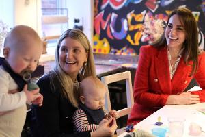 Herzogin Kate scherzt über Prinz Williams Babysorgen
