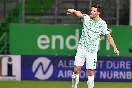Verhinderte mit einer genialen Grätsche gegen Sané den frühen Rückstand (8.). Häufte danach noch weitere starke Ballgewinne an. Leistete sich am Ball indes ein paar Wackler, weil er das Leder zu lange hielt. In den direkten Duellen mit den schnellen Außenspielern der Bayern später mehrfach ausgespielt.
