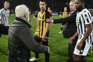 Nach Pistolen-Skandal: PAOK-Besitzer zu zwei Jahren Gefängnis verurteilt