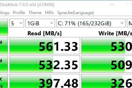 Lesen ist für eine SSD einfacher als Schreiben, große Dateien kann diese schneller bearbeiten als kleine Dateiblöcke: Das Tool Crystaldiskmark prüft das Tempo in vier Tests mit unterschiedlichen Anforderungen.
