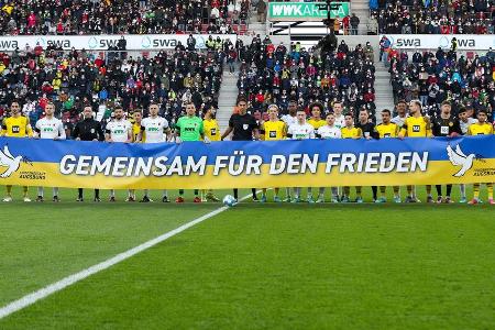 Zum Abschluss des 24. Bundesliga-Spieltags kam Borussia Dortmund nicht über ein 1:1 beim FC Augsburg hinaus. Der BVB ging zwar durch Thorgan Hazard früh in Führung, verlor Mitte der zweiten Halbzeit aber völlig die Kontrolle. Sarenren Bazee markierte den verdienten Ausgleich. Alle Akteure in der Einzelkritik: Zum Abschluss des 24. Bundesliga-Spieltags kam Borussia Dortmund nicht über ein 1:1 beim FC Augsburg hinaus. Der BVB ging zwar durch Thorgan Hazard früh in Führung, verlor Mitte der zweiten Halbzeit aber völlig die Kontrolle. Sarenren Bazee markierte den verdienten Ausgleich. Alle Akteure in der Einzelkritik: