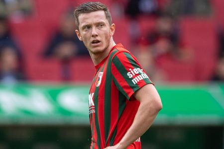 Der Augsburger Top-Torjäger verbuchte die einzigen beiden Abschlüsse im ersten Durchgang. Jeweils setzte sich der Angreifer im Kopfballduell durch, zielte erst knapp daneben (10.), wenig später zu zentral in Kobels Arme (23.). Im zweiten Durchgang bis zu seiner Auswechslung überwiegend abgemeldet.