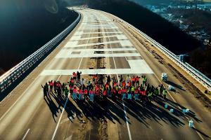XXL-Friedensbotschaft auf Rahmedahl-Brücke