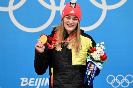 Die erste Olympia-Medaille überhaupt bei den Männern glänzte dank Weltmeister Christopher Grotheer gleich in Gold. Dahinter sorgte der zuvor mit Corona ausgebremste Axel Jungk mit Silber für einen Doppelerfolg. Bei den Frauen raste die erst 21 Jahre alte Debütantin Hannah Neise zum ersten Olympiasieg bei den Frauen. Cheftrainer Christian Baude beeindruckt: 'Der absolute Wahnsinn, wir haben Skeleton-Geschichte geschrieben.'