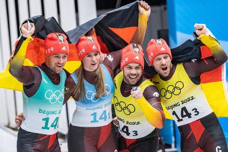 Die Rodler fuhren die bislang beste Olympia-Bilanz ein. Vier Olympiasiege in vier Disziplinen plus zwei Silbermedaillen. Obwohl Goldfavoritin Julia Taubitz nach ihrem Sturzdrama leer ausging, brachte Natalie Geisenberger ihre ganze Routine aufs Eis und krönte sich mit ihrem sechsten Olympia-Gold zur Rekordsiegerin. Cheftrainer Norbert Loch bilanzierte stolz: 'Ich bin kein Medaillenzähler, doch das Team hat grandios abgeliefert.'