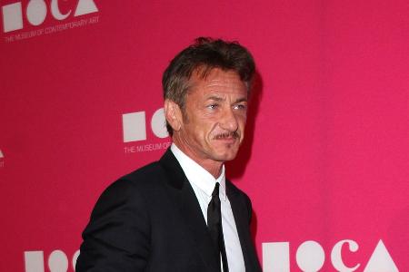 Sean Penn ist zu Fuß auf dem Weg zur polnisch-ukrainischen Grenze