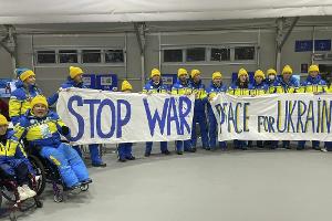 Ukraine mit Anti-Kriegsbanner - Deutschland mit Solidaritätsaktion