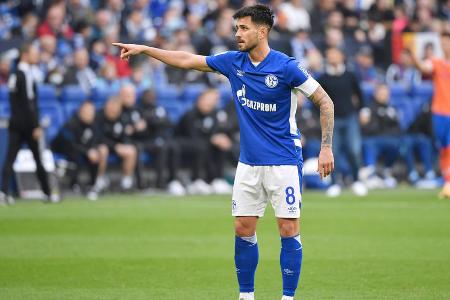 Der Kapitän muss sich insbesondere im Aufstiegsfall keine Sorgen um seine vertragliche Zukunft machen. Denn dann würde sich sein Arbeitspapier automatisch bis 2024 verlängern. Verpasst S04 das direkte Comeback, dürfte der Klub in Gespräche einsteigen, sofern Latza endlich länger verletzungsfrei bleibt.