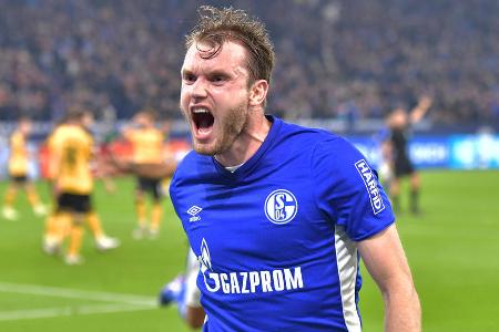 Der Niederländer, der bis Saisonende von AZ Alkmaar ausgeliehen ist, hat sich sportlich unverzichtbar gemacht. Gelingt der Aufstieg, muss Schalke den 25-Jährigen ohnehin kaufen. Angeblich sind dann zwei Millionen Euro fällig. Bleibt S04 Zweitligist, dürfte man aber ebenfalls bemüht sein, den vielseitigen Linksfuß zu halten.