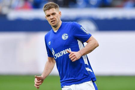 Terodde wird auch 22/23 noch für Schalke auf Torejagd gehen. Bei 'Sport1' verriet er zuletzt, dass er 'vertraglich abgesichert' sei. Laut 'Bild' gibt es in seinem Kontrakt eine Klausel, die sein Arbeitspapier bei 25 Pflichtspieleinsätzen automatisch um ein Jahr verlängert (Terodde steht derzeit bei 21). Doch selbst ohne diese Klausel dürfte S04 bemüht sein, den besten Torschützen des Klubs zu halten.