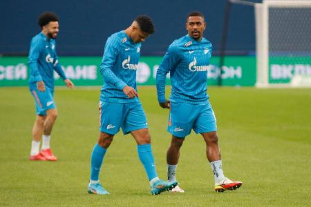 Aufgrund des Ukraine-Kriegs hat die FIFA ein vorübergehendes Transferfenster für ausländische Spieler in Russland geöffnet. Diese können ohne Ablöse für einen anderen Klub auflaufen - vorerst bis Ende Juni. Mit dabei sind unter anderem Ex-BVB-Flirt Malcom, der ehemalige HSV-Verteidiger Douglas Santos oder Jhon Córdoba, der einst für den 1. FC Köln und Hertha BSC auflief. Diese Russland-Stars sind ablösefrei zu haben: Aufgrund des Ukraine-Kriegs hat die FIFA ein vorübergehendes Transferfenster für ausländische Spieler in Russland geöffnet. Diese können ohne Ablöse für einen anderen Klub auflaufen - vorerst bis Ende Juni. Mit dabei sind unter anderem Ex-BVB-Flirt Malcom, der ehemalige HSV-Verteidiger Douglas Santos oder Jhon Córdoba, der einst für den 1. FC Köln und Hertha BSC auflief. Diese Russland-Stars sind ablösefrei zu haben: